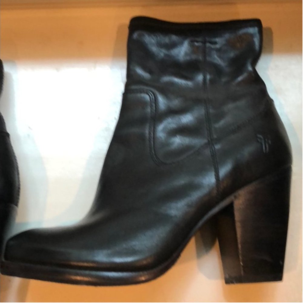 Like New Frye Patty Artisan Zip Booties Size 6.5